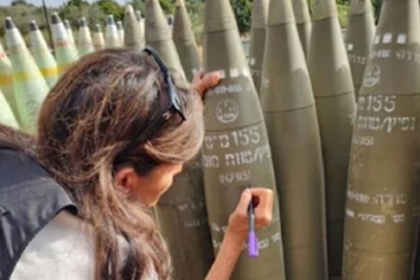 نيكي هايلي أثناء التوقيع على صواريخ إسرائيلية