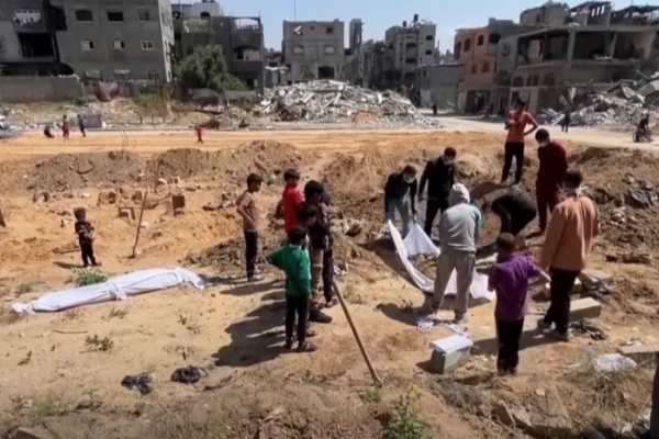 الفلسطينيون يبحثون عن جثث الآلاف من ذويهم تحت الأنقاض