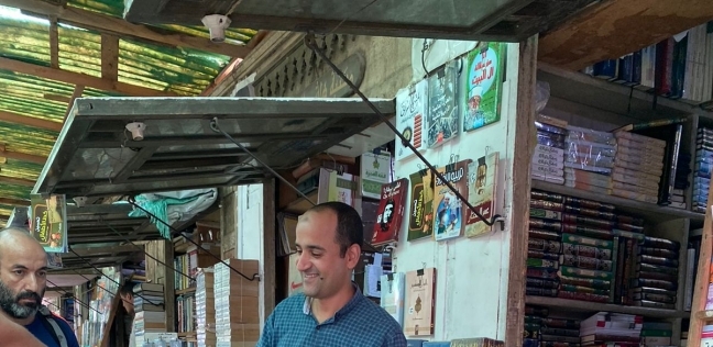 مصطفى هاشم أمام مكتبته