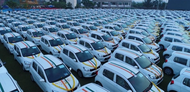 ملياردير هندي يكافىء موظفيه بـ "600 سيارة"
