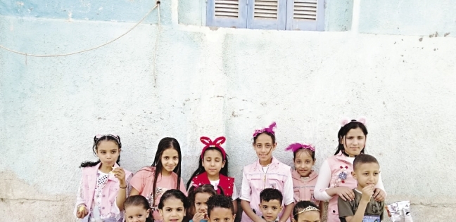 أطفال القرية خرجوا للتنزه بملابس العيد