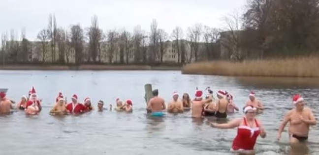 احتفالا بالكريسماس سكان برلين يسبحون في بحيرة