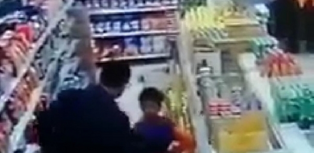 فيديو لرجل يعتدي على طفل داخل أحد مولات المنصورة يثير الغضب