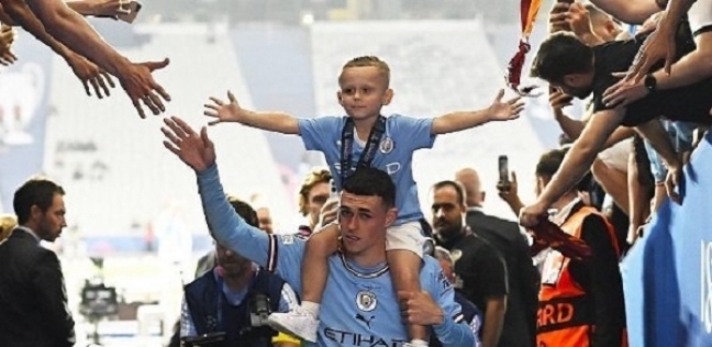 الطفل روني فودين يخطف الأنظار خلال احتفالات مانشستر يونايتد