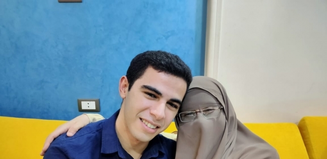 الطالب أسامة محمد يوسف ووالدته