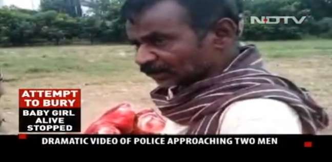 لقطة من فيديو لعملية القبض على رجلين حاولا دفن رضيعة حية بالهند