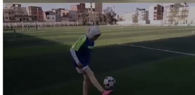 إسراء تستعرض جزء من مهاراتها في كرة القدم