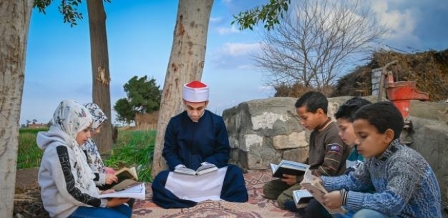 «أحمد» يحفظ الأطفال القرآن الكريم