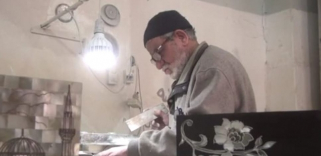 «أحمد» يحكي قصة 55 عامًا من العمل في صناعة الصدف