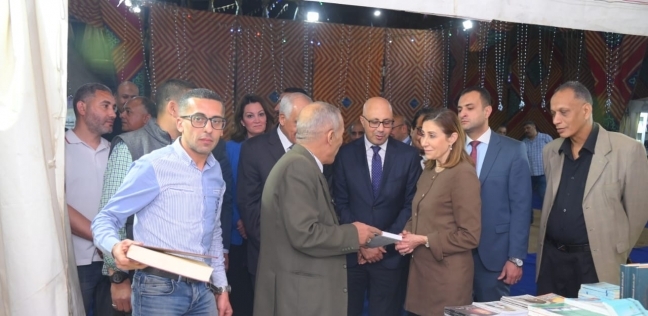 الدكتورة نيفين الكيلاني وزيرة الثقافة أثناء افتتاح معرض فيصل