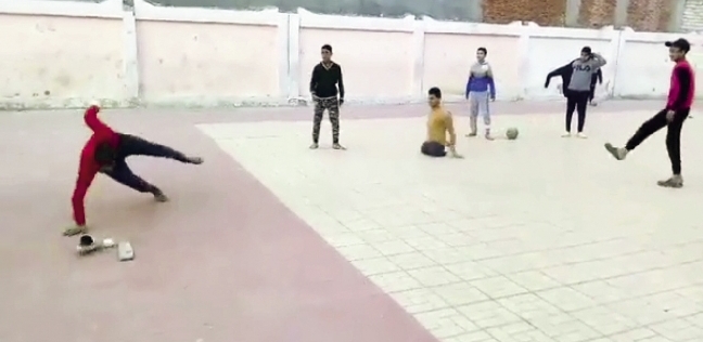 «محمد» يلعب كرة مع أصدقائه
