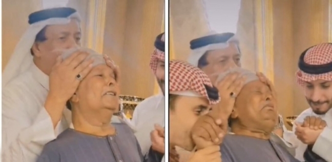 الشيخ خالد أبو السعود وأبناؤه يقبلون رأس ويديَّ «عم شوقي»