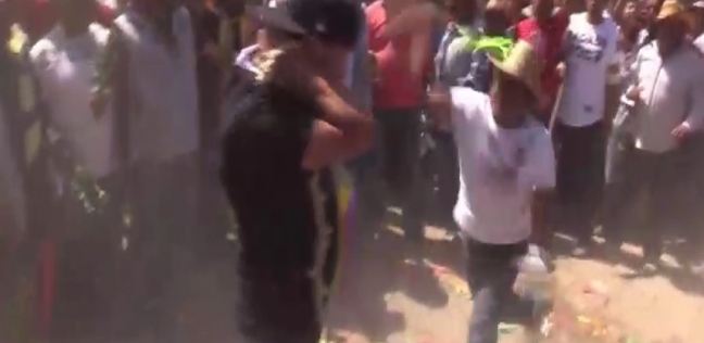 بالفيديو| "للتخلص من الخطايا".. رجال يجلدون بعضهم بالمكسيك