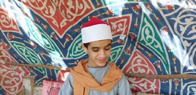 يلا خبر | ألوان الوطن | «محمود» كفيف يبدع في قراءة القرآن وتقليد كبار القراء بصوت عذب