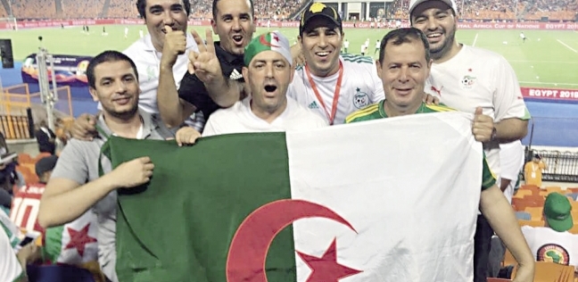 جماهير «محاربو الصحراء» يحملون علم الجزائر