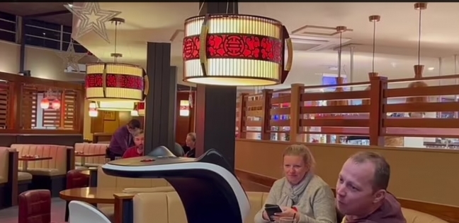 الروبوت بديل للنادل داخل مطعم صيني