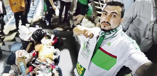 المشجع الجزائرى أثناء تنظيف المدرجات عقب مباراة بلاده