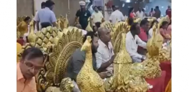 يلا خبر | حفل غريب في الهند.. الضيوف يأكلون من أطباق مطلية بالذهب  (فيديو)