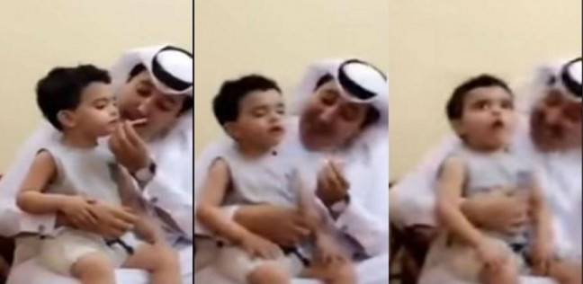 سعودي يجبر طفل على التدخين
