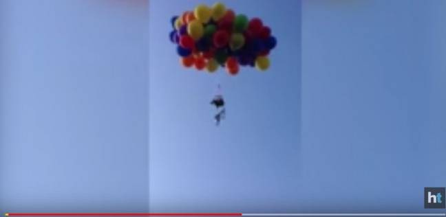 لقطة من فيديو المغامر الذي حلق في السماء ببلونات ملونة