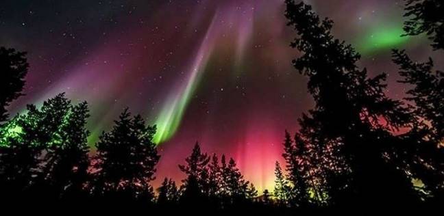 الانفجار الشمسى الأخير يزين سماء القطب الشمالى بألوان رائعة