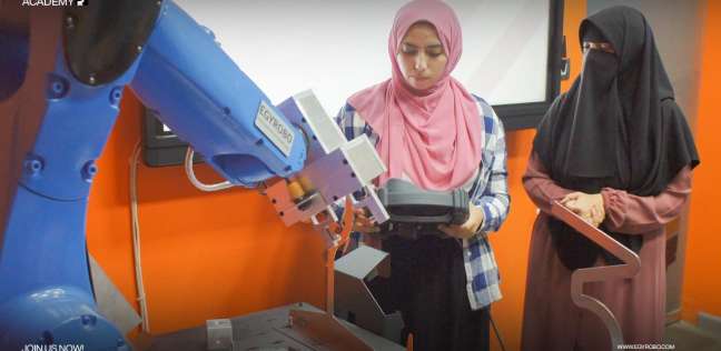 أول أكاديمية لتعليم المصريين تشغيل الروبوت