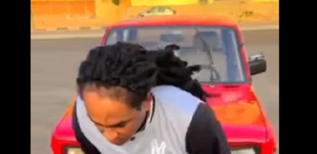 «أحمد» صاحب أطول شعر في مصر يسحب سيارة بخصلاته