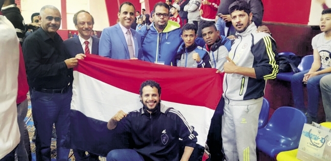 مشجعون من دول مختلفة يدعمون المنتخب المصرى فى المدرجات