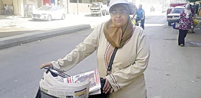 «أسمهان» تبيع الجرائد فى الشارع