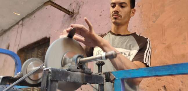 محمد عادل شاب يعمل في سن السكين
