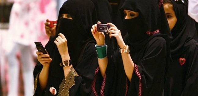 بالفيديو| فتيات سعوديات يدافعن عن عامل تعرض لسكب الشاي الساخن على وجهه