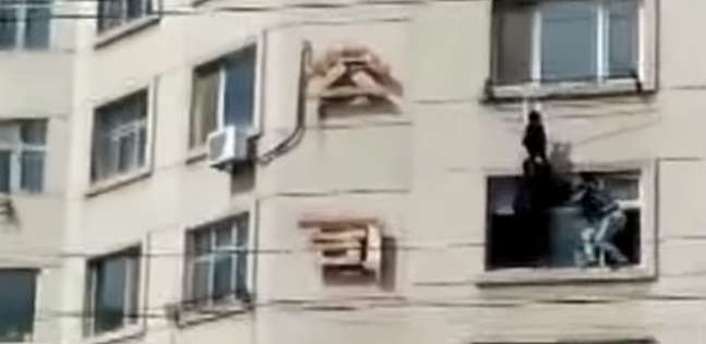 إنقاذ طفلة عالقة بنافذة منزلها