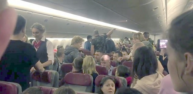 لقطة من مقطع فيديو للمشادة بين ركاب الطائرة