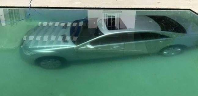 السيارة في حمام السباحة