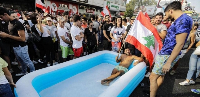 أحد المتظاهرين داخل حمام سباحة مطاطي