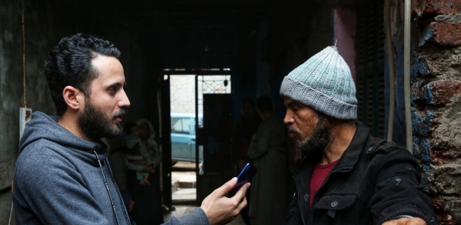 أحد سكان عزبة خيرالله يتحدث إلي محرر "الوطن" تصوير:سعيد حمدي