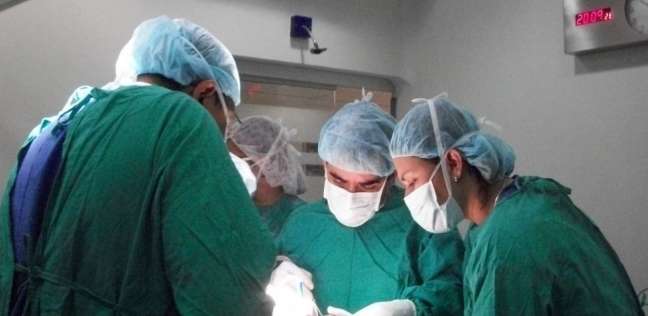 شاهد شجار بالأيدي بين طبيبين أثناء عملية جراحية لمريض