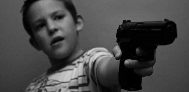 طفل يحمل مسدس