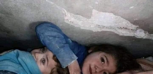 طفلة تحمي رأس شقيقها تحت الأنقاض في زلزال سوريا