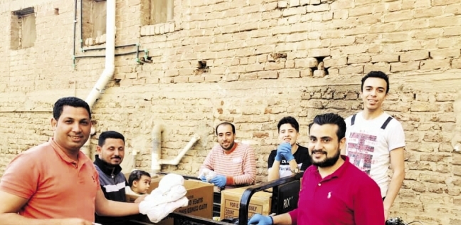 متطوعون يوزعون هدايا العيد على الأطفال