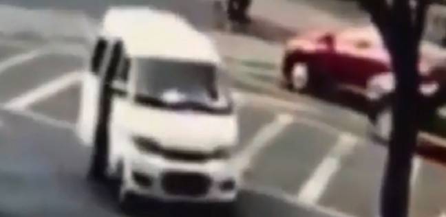 فيديو| نجاة رضيع من الدهس بعد ان سقط من سيارة على طريق سريع