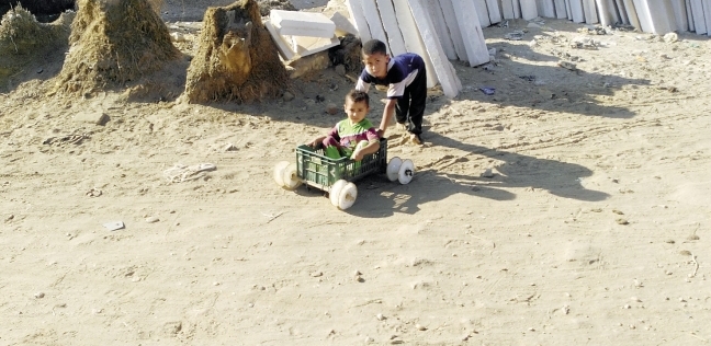 «محمود» يلعب مع شقيقه «زياد»