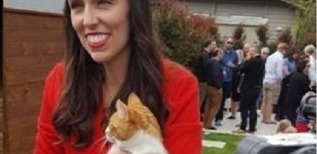 رئيسة وزراء نيوزلندا مع قطتها المتوفية