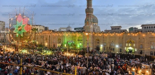 الآلاف من مريدى «حفيدة الرسول» يحتفلون بالمولد أمام مسجد السيدة زينب