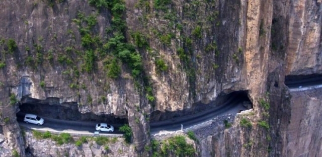 طريق غريب منحوت وسط جبل في قرية صينية