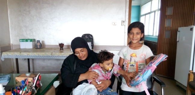 «ياسمين» مع والدتها وشقيقها أثناء تسلم الهدايا