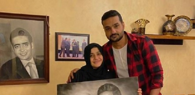 الفنان الراحل أحمد قنديل ووالدة الشهيد إسلام مشهور