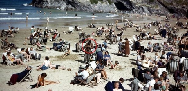 مسافر عبر الزمن يظهر في صورة قديمة لشاطئ في بريطانيا