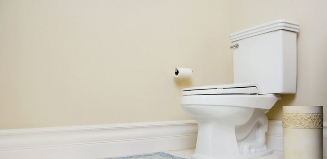 3 عادات خاطئة يفعلها الملايين أثناء دخول المرحاض .. توقف عنها فورا