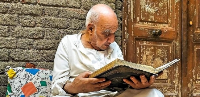 رجل ريفي يقرأ القرآن الكريم